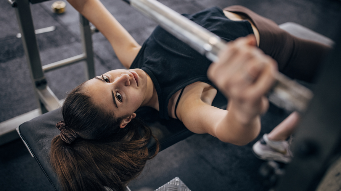 Simplă, înclinată sau reglabilă – ce bancă de antrenament să alegi?