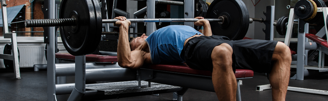 Simplă, înclinată sau reglabilă – ce bancă de antrenament să alegi?