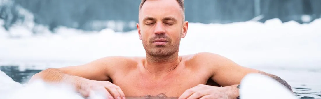 Înotul de iarnă în cadă? Este posibil! Beneficiile băilor de gheață