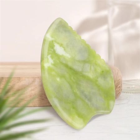 Piatra Gua Sha canelată din jad verde natural