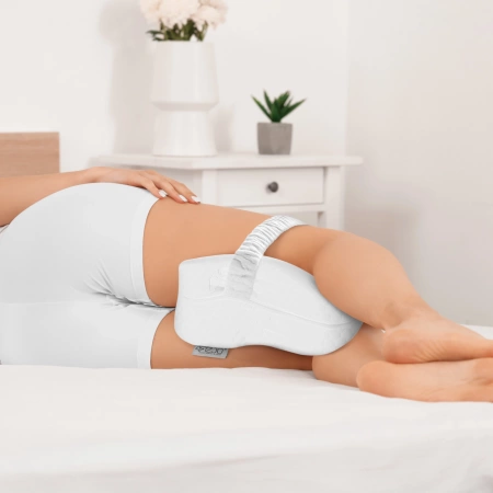 Pernă ortopedică PRO în formă de pană între picioare